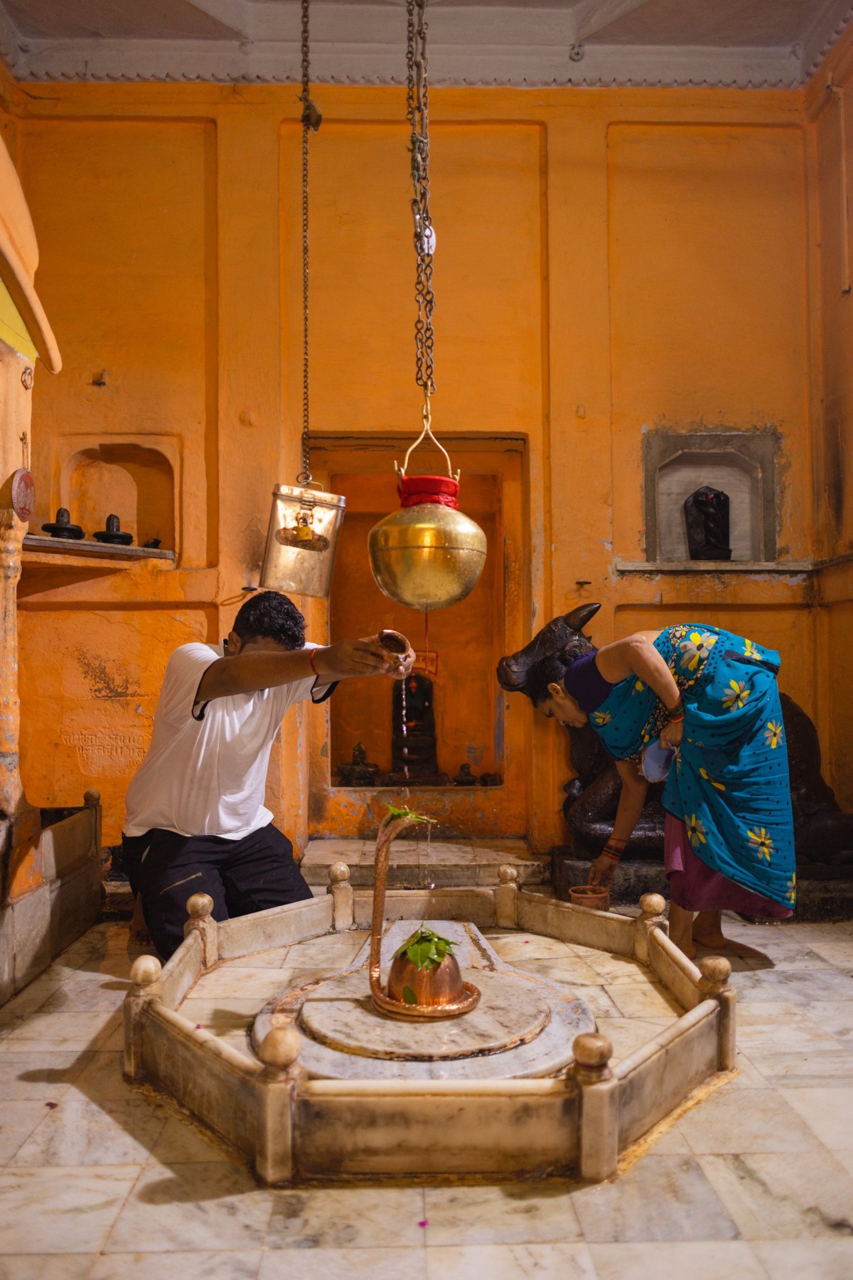 Abhiṣeka of a Śiva liṅga