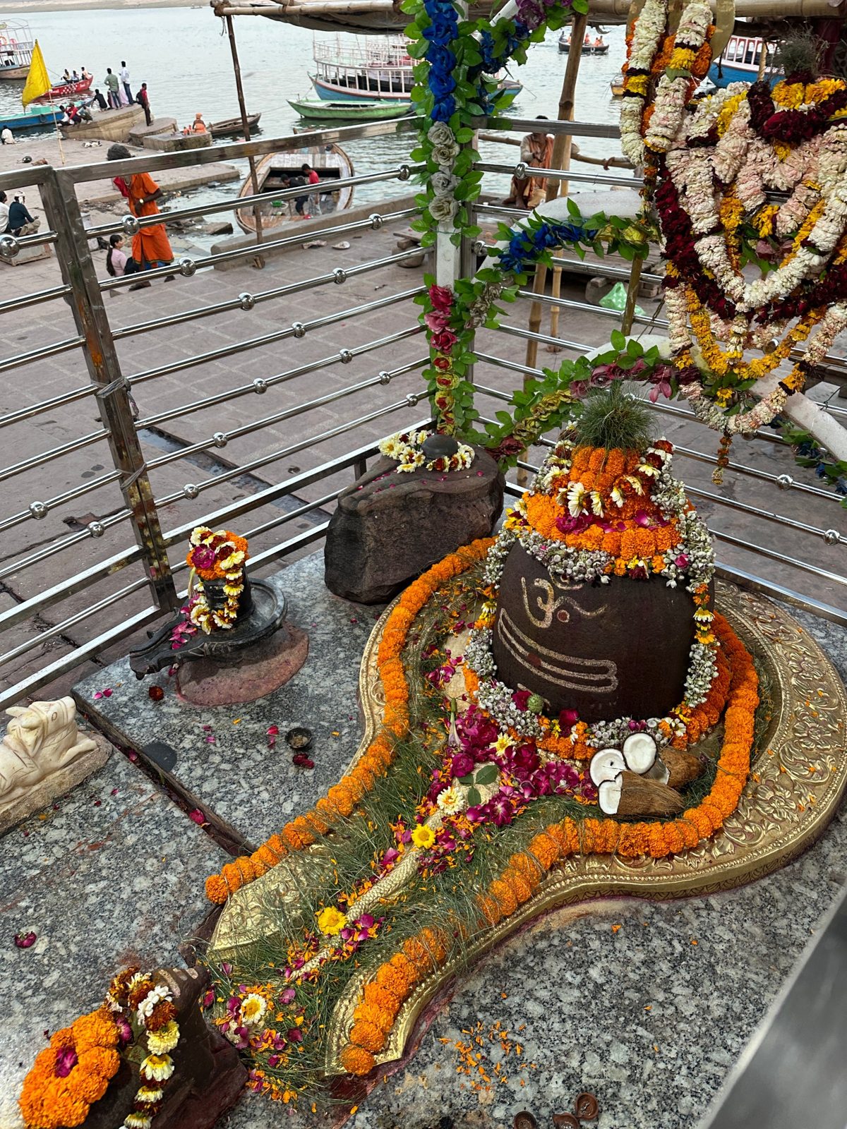 A Śiva liṅga adorned with marigolds on the ghats