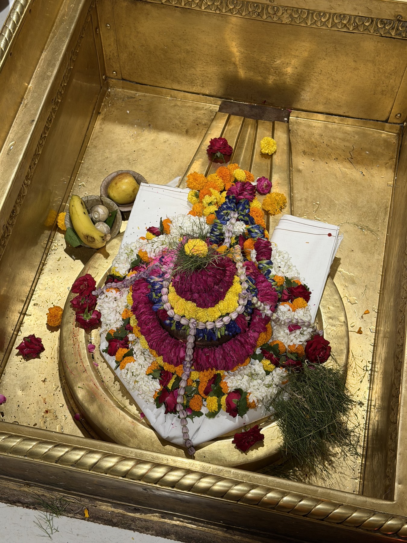 A Śiva liṅga adorned with flowers