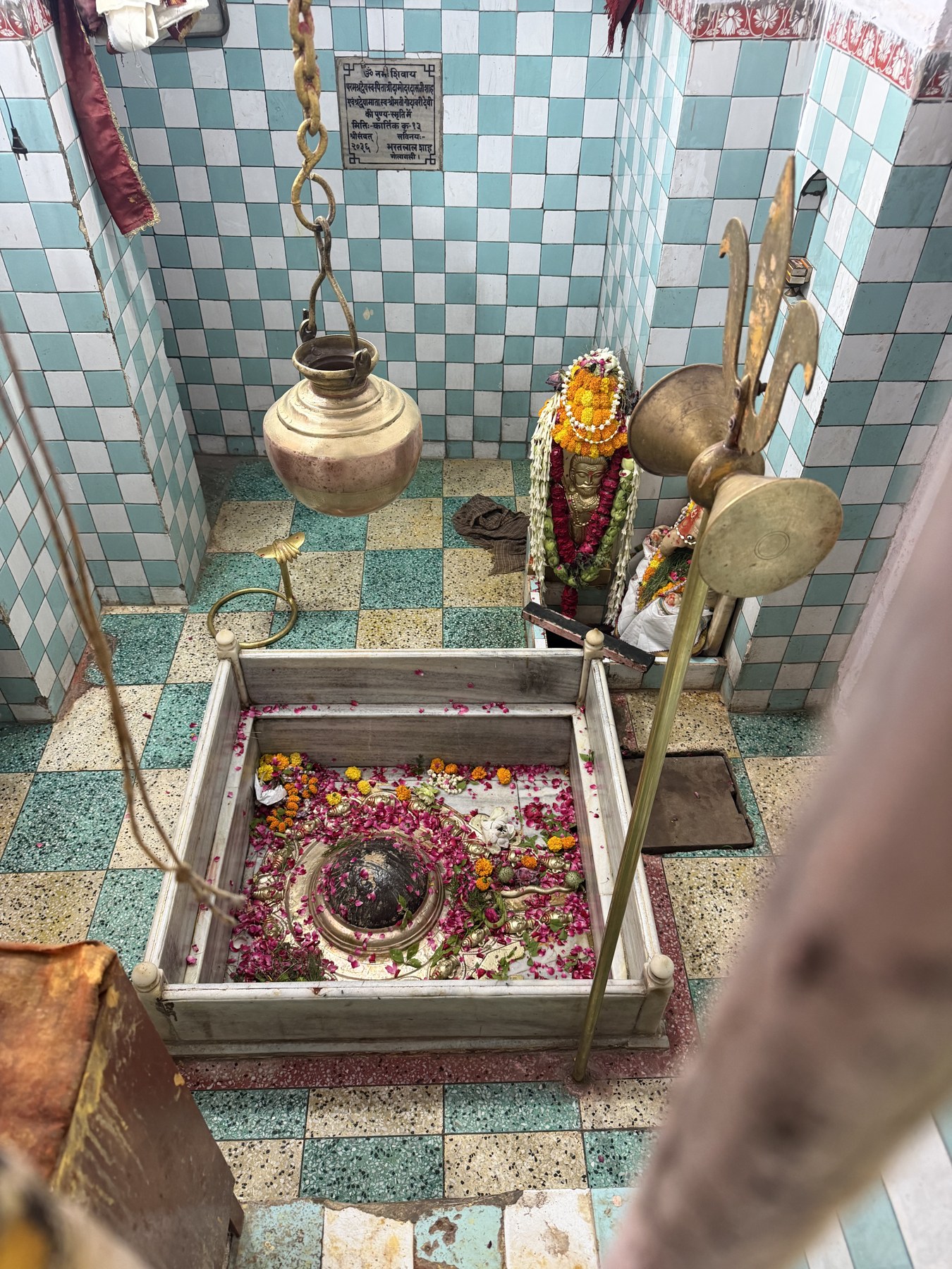 An ancient Swayambhu liṅga shrine in Kashi